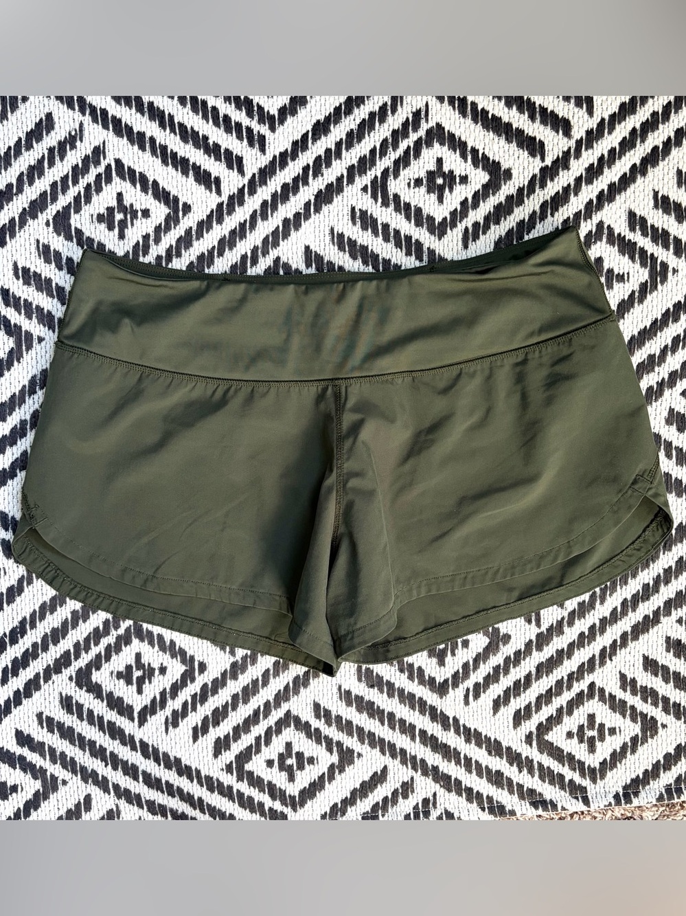 Vuori Shorts Womens M Olive Green Running Trail Gym Shorts Lined Zip Pocket